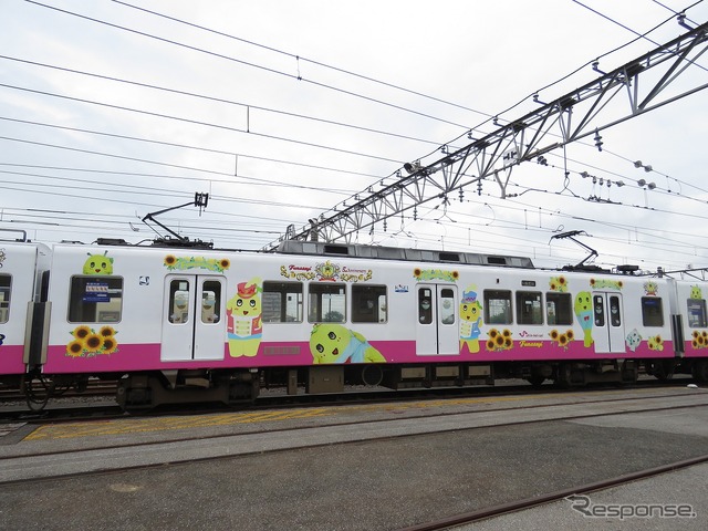 中間車(8816-5)の車体側面。先頭車とはデザインが異なる。