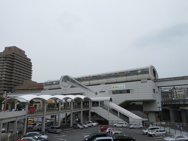 多摩モノレールの駅ナンバリングは2018年2月以降に導入される。写真の多摩センター駅の番号は「TT01」になる。