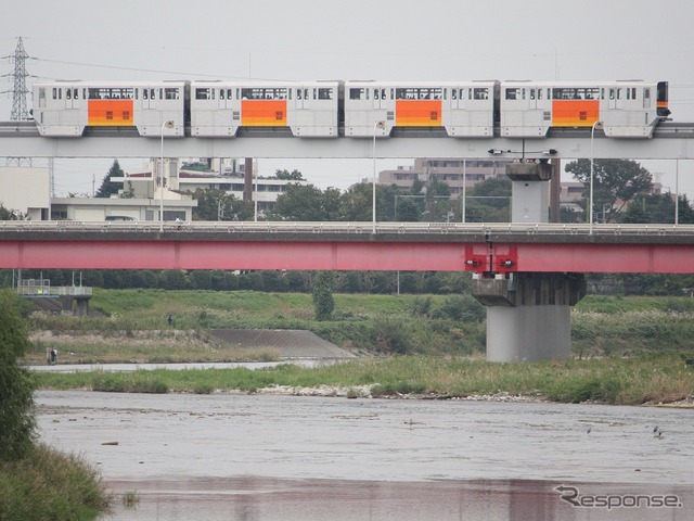 多摩モノレールを走る列車。