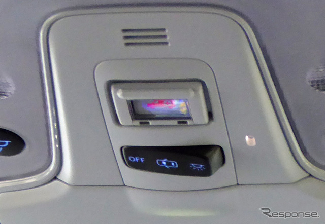トヨタの一部車種に搭載されるヘルプネットの専用ボタン
