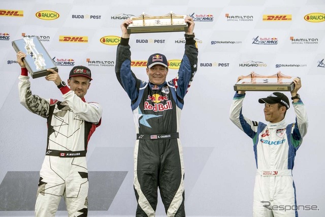 左から2位のピート・マクロード(カナダ)、優勝したカービー・チャンブリス(アメリカ)、3位となった室屋義秀選手/写真提供:RedBull