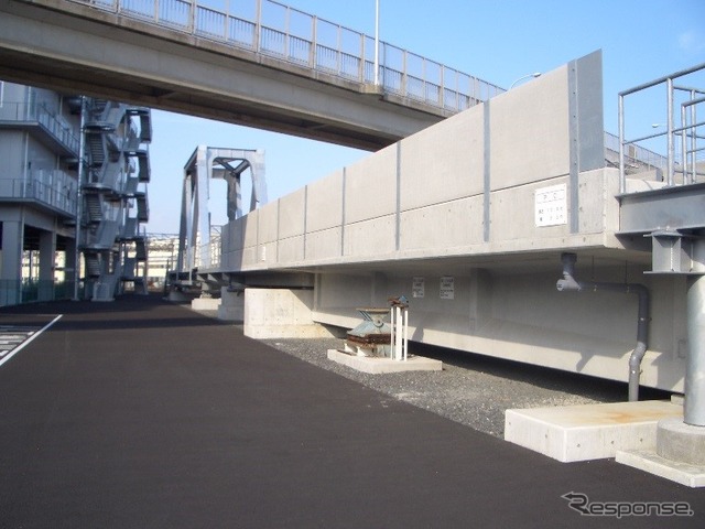 訓練施設内の模擬高架橋。ARマーカーが設置された。