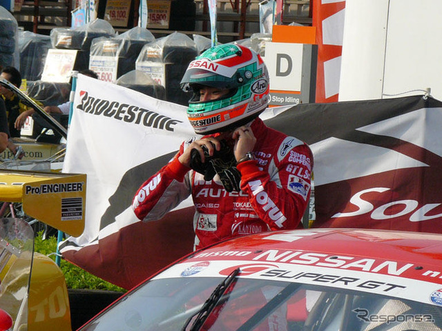 NISMOフェア…お父さん、タイヤ交換で頑張る