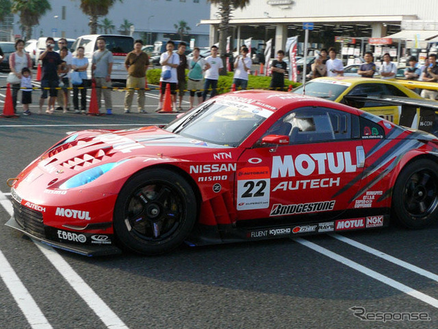 NISMOフェア…お父さん、タイヤ交換で頑張る