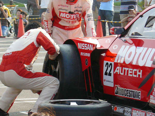 NISMOフェア…お父さん、タイヤ交換で頑張る
