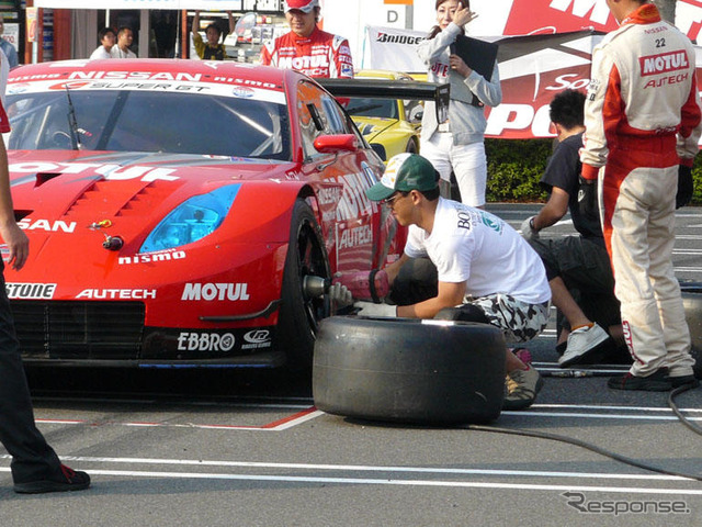 NISMOフェア…お父さん、タイヤ交換で頑張る