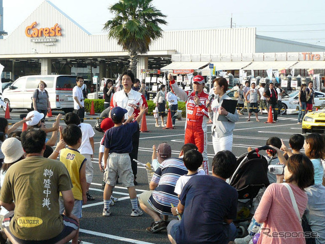 NISMOフェア…お父さん、タイヤ交換で頑張る