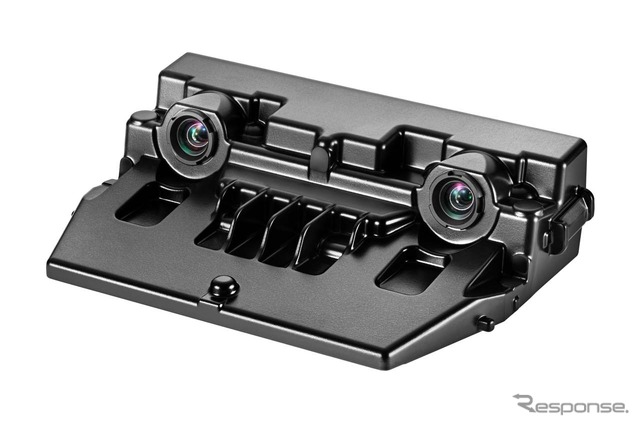 デンソーが開発した超小型ステレオカメラ。製品サイズ:幅125mm(カメラ幅:80mm)×高さ35mm×奥行き85mm