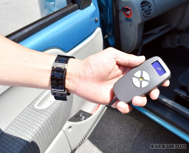 車両に取り付けられたリモコンでシートを操作できる