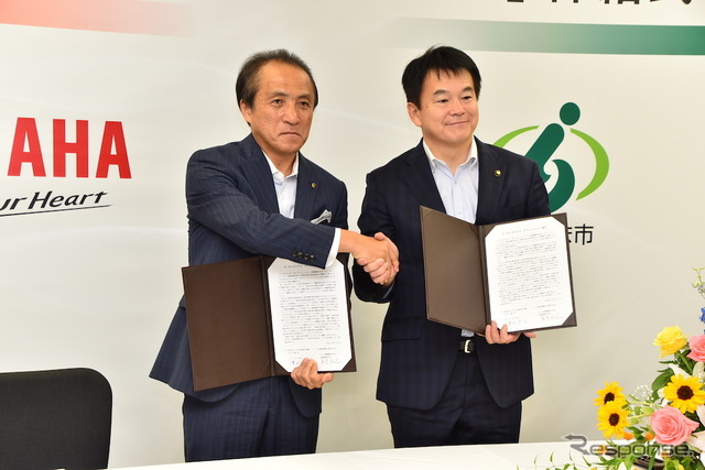 柳弘之ヤマハ発動機代表取締役社長(左)と清水勇人さいたま市長(右)