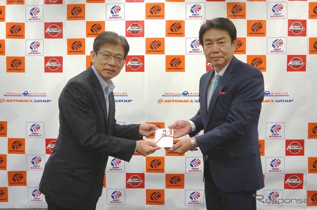 交通遺児等育成基金 内田専務理事（左）とオートバックス 小林喜夫巳社長