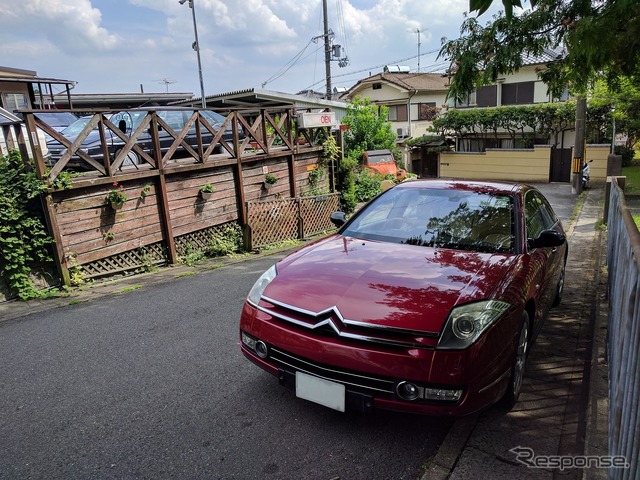 日本に数台という大変綺麗な色のC6が入庫中。乗るなら今の、旬な一台と言えるかもしれない。シトロエンの修理佐衛門はオートモビルカウンシルの準備の真っ只中(シトロエンのスペシャルショップアウトニーズを訪ねる)