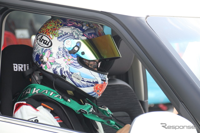 サーキットの場内実行でおなじみのピエール北川アナウンサーがレースに挑戦!
