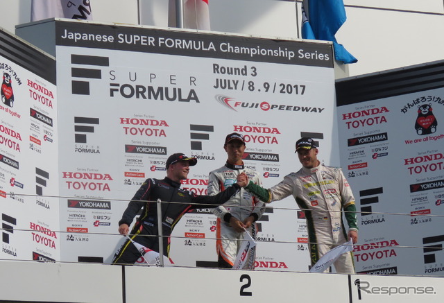 表彰式、2位ローゼンクヴィストと3位ロッテラーが握手。