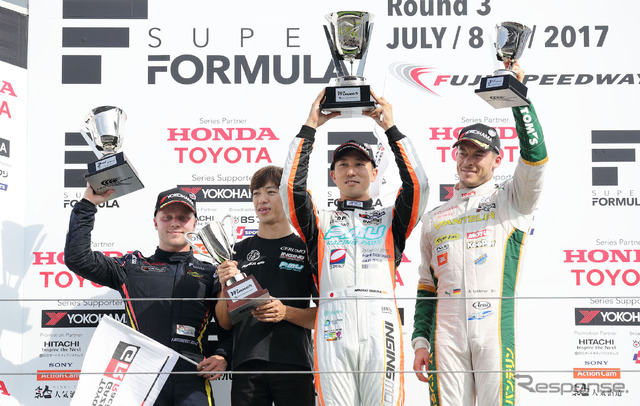 左から、2位ローゼンクヴィスト、優勝の立川監督と石浦、3位ロッテラー。