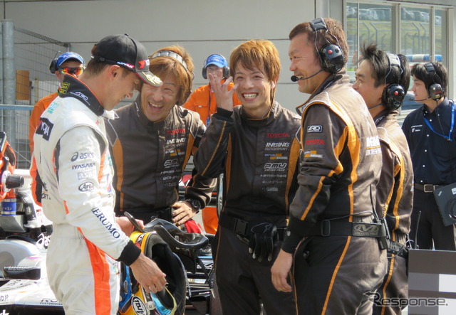 ゴール後、チームスタッフと勝利を喜ぶ#2 石浦。
