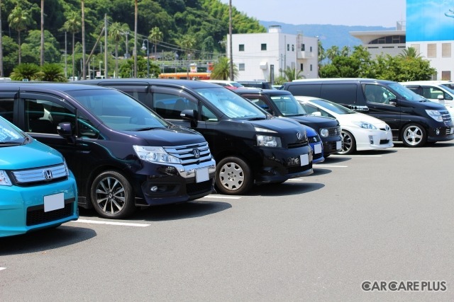 夏の日差しにの中に止めた車は、乗り込むのをためらわせる