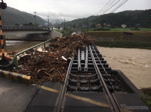 日田彦山線の添田~歓遊舎ひこさん間。第二彦山川橋りょうの橋脚が傾いた。