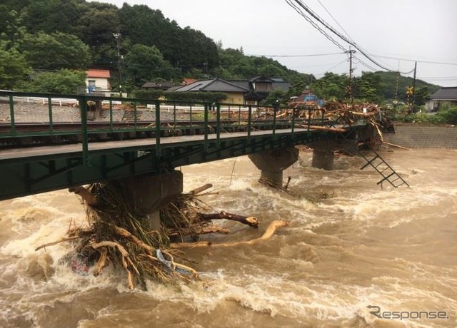 日田彦山線の豊前桝田~彦山間。第三彦山川橋りょうが変形した。
