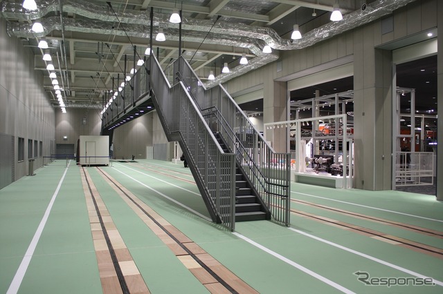 本館1階の南側にある展示引込線（写真はオープン前の報道公開時）。車両基地の線路とつながっており、車両の入替えが可能だ。