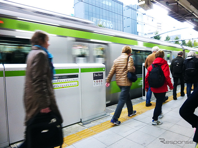 原宿駅に設置されたホームドア。