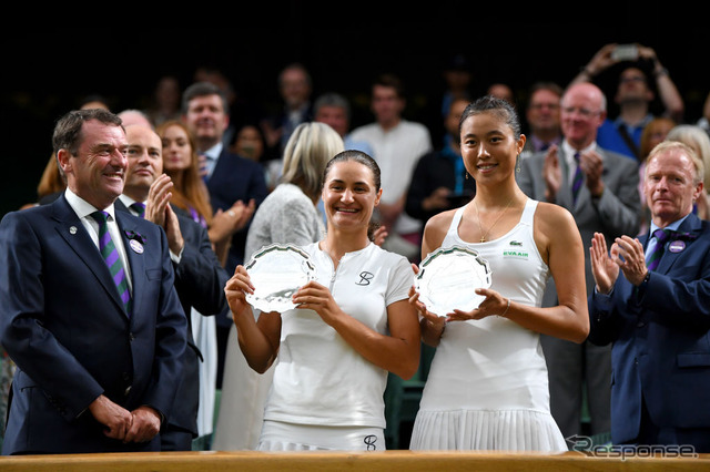 女子ダブルス準優勝のモニカ・ニクレスク(ルーマニア、前列向かって左から2人目)とチャン・ハオチン(台湾。ウィンブルドン、7月15日) (c) Getty Images