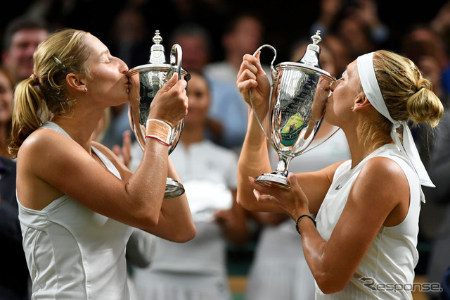 女子ダブルス優勝のエカテリーナ・マカロワ（ロシア、向かって左）とエレナ・ベスニナ（ロシア。ウィンブルドン、7月15日）　(c) Getty Images