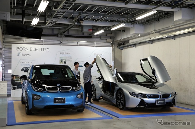 BMW i3(左)とi8(右)