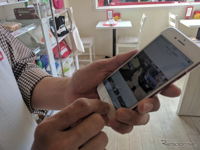 仲間を大切にする佐々木さん思い出の写真で携帯はいっぱい。「寄ってくださった方とはできるだけ撮ろうと思って」と話していた。クルマの縁で広がり、京都に育まれたパンの味(テクノパンを訪ねる)