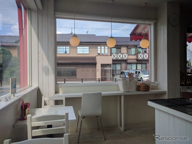 大きな窓で明るい店内。ここで出来立てのパンを食べるのはほっとするひと時になる。クルマの縁で広がり、京都に育まれたパンの味(テクノパンを訪ねる)