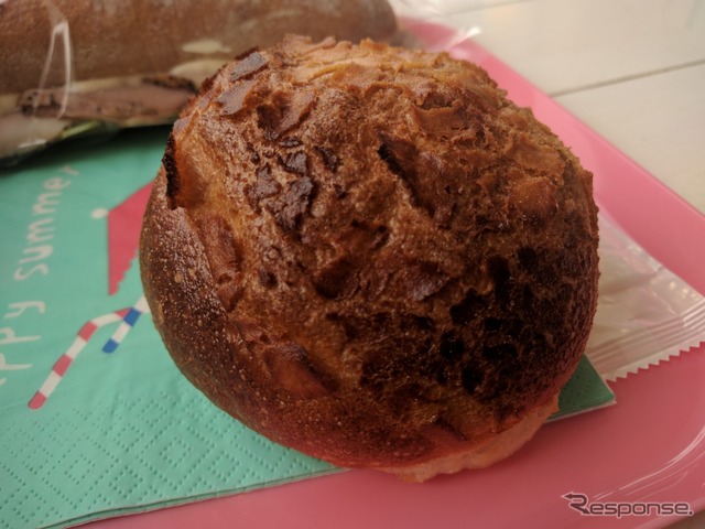 ヨーロピアンアンパンはフランスパンのような生地、にあんこが入る。確かな歯ごたえと、香り、甘みを持つ生地に負けない存在感の滑らかなあんこには、なじませるためにあんこを混ぜているのだとか。食事にも、おやつにも、お茶うけにも。時間を選ばず、いつでも楽しめる、フレンチな雰囲気ながら、京都の人たち向けらしい一品だと言える。クルマの縁で広がり、京都に育まれたパンの味(テクノパンを訪ねる)