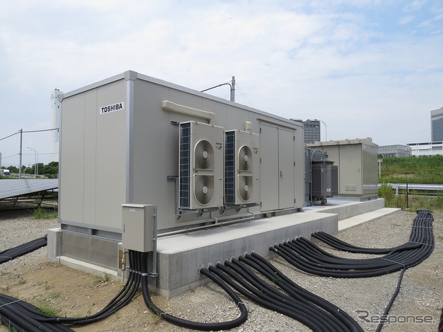 メガソーラーの中間変電所(PCS)。敷地内の5カ所に設置されている。