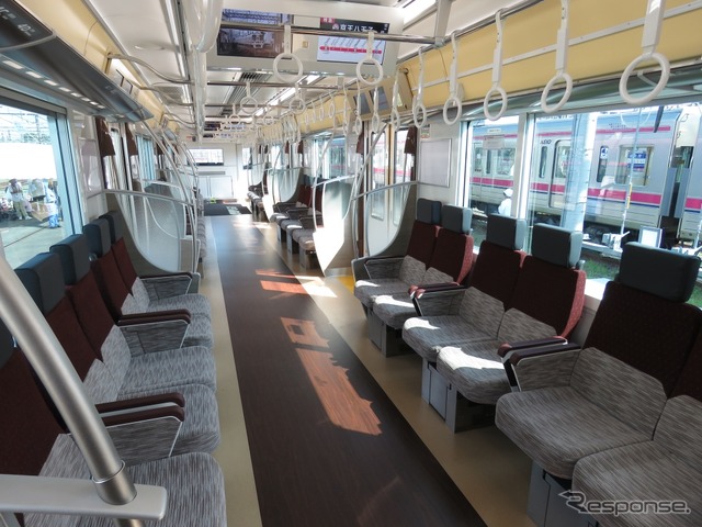 5000系の車内(ロングシート)。9月デビュー時はこの姿で運用される。