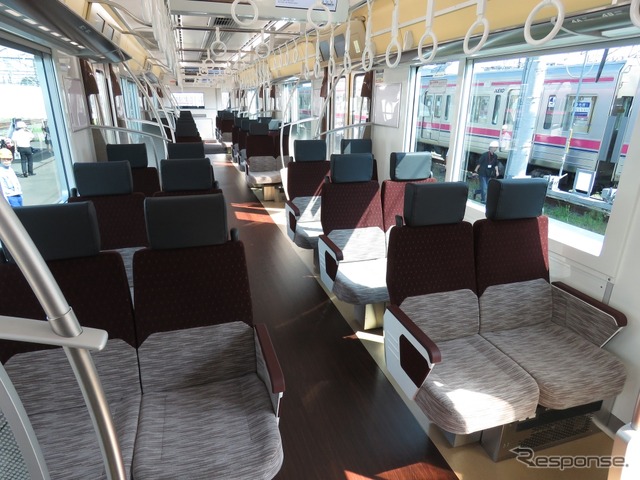 5000系の車内(クロスシート)。2018年春デビュー予定の座席指定列車はこの姿で運用される。