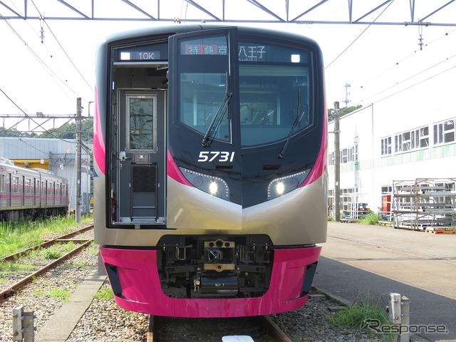 5000系の先頭部(非常用扉を開いた状態)。