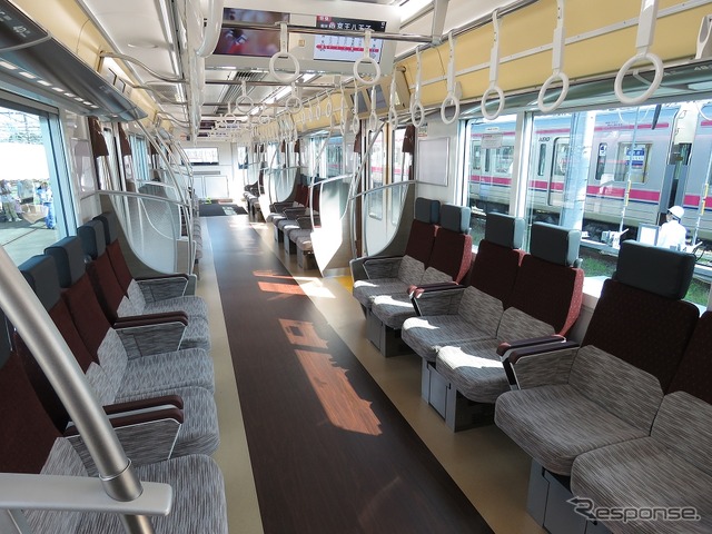 車内の様子(ロングシート時)。
