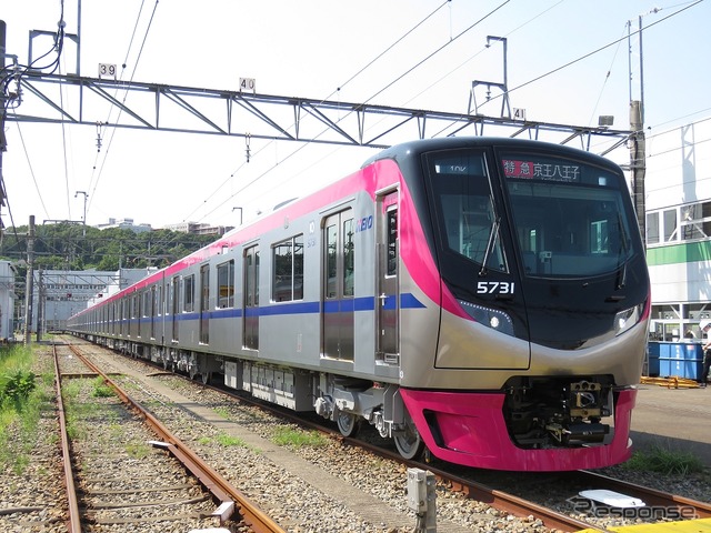 新宿方の10号車から見た編成。