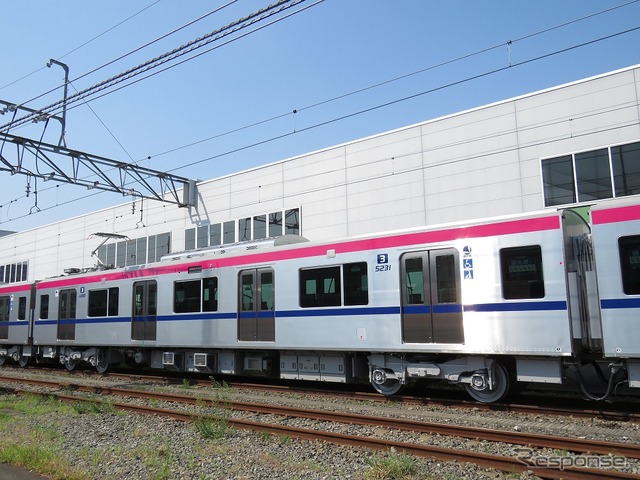 3号車(5231)(M1''):パンタグラフとモーターを搭載している。