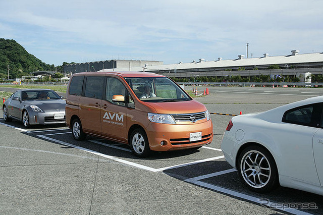 日産新技術『アラウンドビューモニター』…クルマを見下ろす?