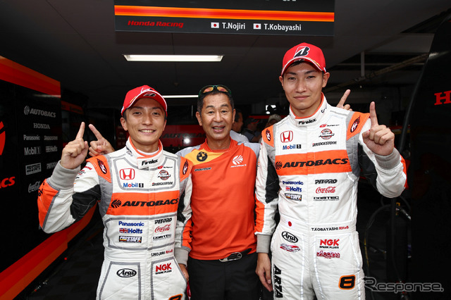 GT500クラスのポールを獲得した#8 NSXの野尻（左）と小林（右）。中央はARTA首脳のひとり、土屋圭市氏。