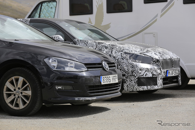 BMW 1シリーズ 次期型(奥)とVWゴルフ(手前)のフロント