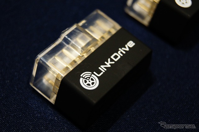 クルマの所有者向けに販売する「LINKDrive(リンクドライブ)」の端末。