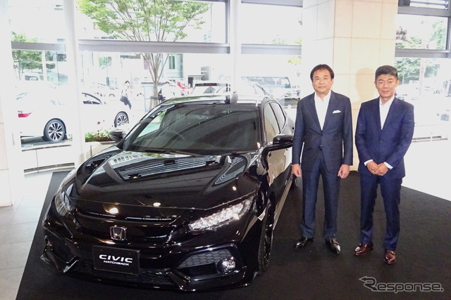 新型シビックと寺谷日本本部長（向かって左）