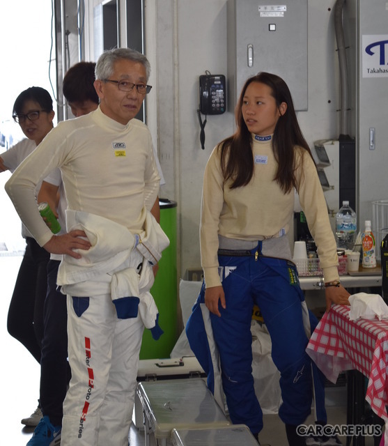 “日本一の女性ドライバー”と名高い小山美姫選手と談笑するTAOレーシング・高橋代表