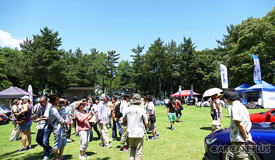 地元特産物や自動車パーツメーカーなど多くのブースが出展する