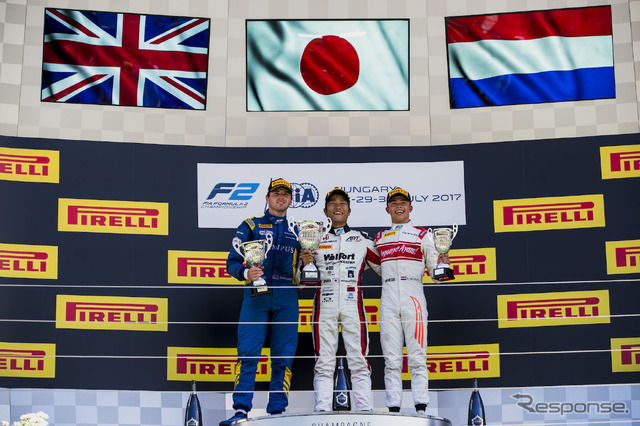 FIA-F2のハンガリー大会、レース2の表彰式。中央に日の丸が掲揚された。