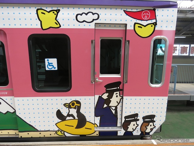 車体側面は沿線の風景や観光名所などのイラストで装飾された。