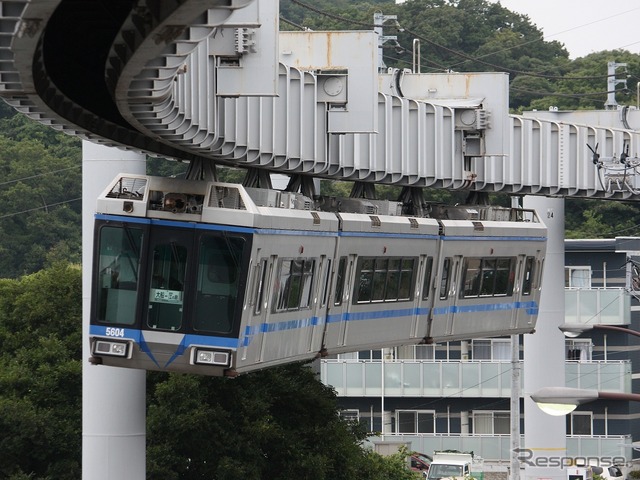 湘南モノレールの車両は5000系で統一されているが、各編成ごとに色が異なる。