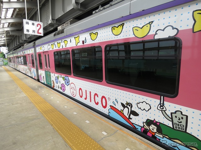 車体側面は沿線の風景や観光名所などのイラストで装飾された。