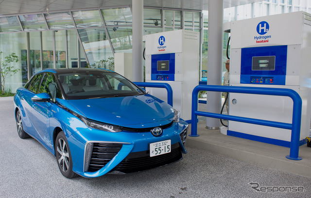 トヨタ MIRAI と水素ステーション(参考画像)
